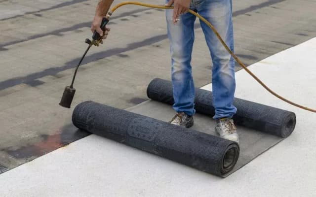 Ile kosztuje rolka papy na dach? Sprawdź ceny i uniknij wysokich kosztów