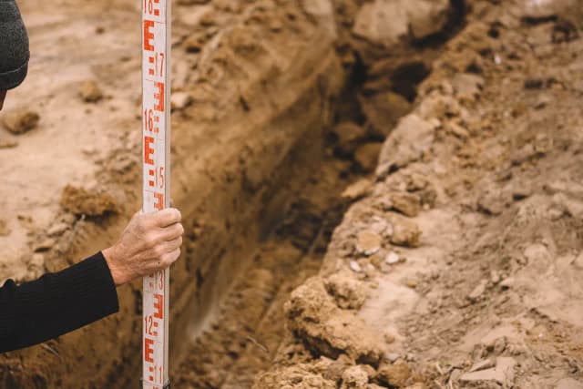 Jak wytyczyć fundamenty, aby uniknąć kosztownych błędów budowlanych