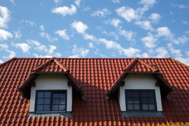 Ile waży dachówka ceramiczna? Odkryj, co wpływa na jej wagę