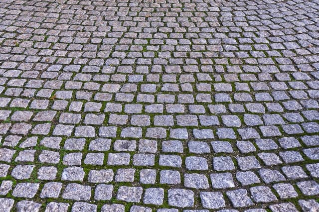 Jaką zaprawę do kostki brukowej wybrać, aby uniknąć problemów?